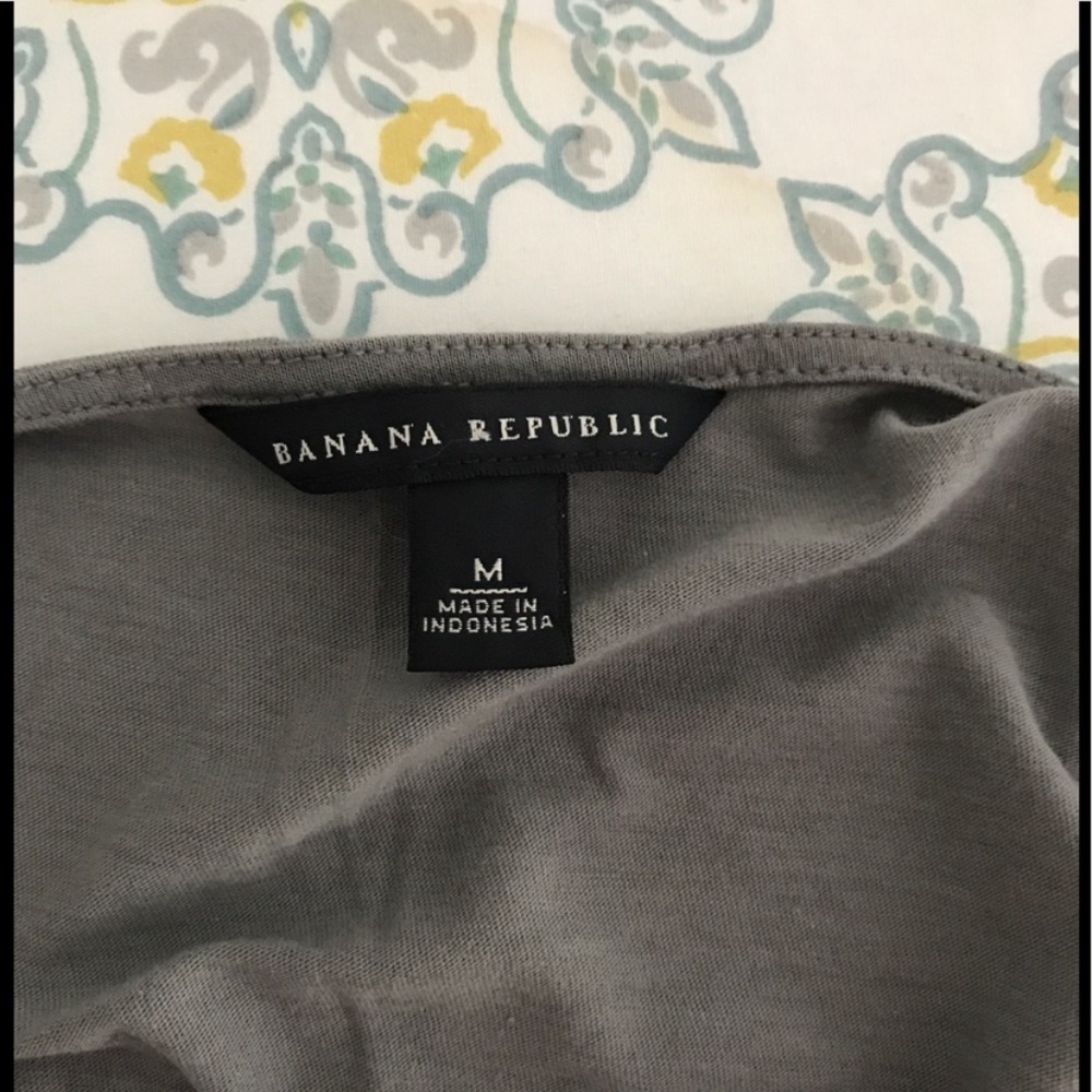 NWOT Grey flower top banana republic size medium M - Picture 4 of 4